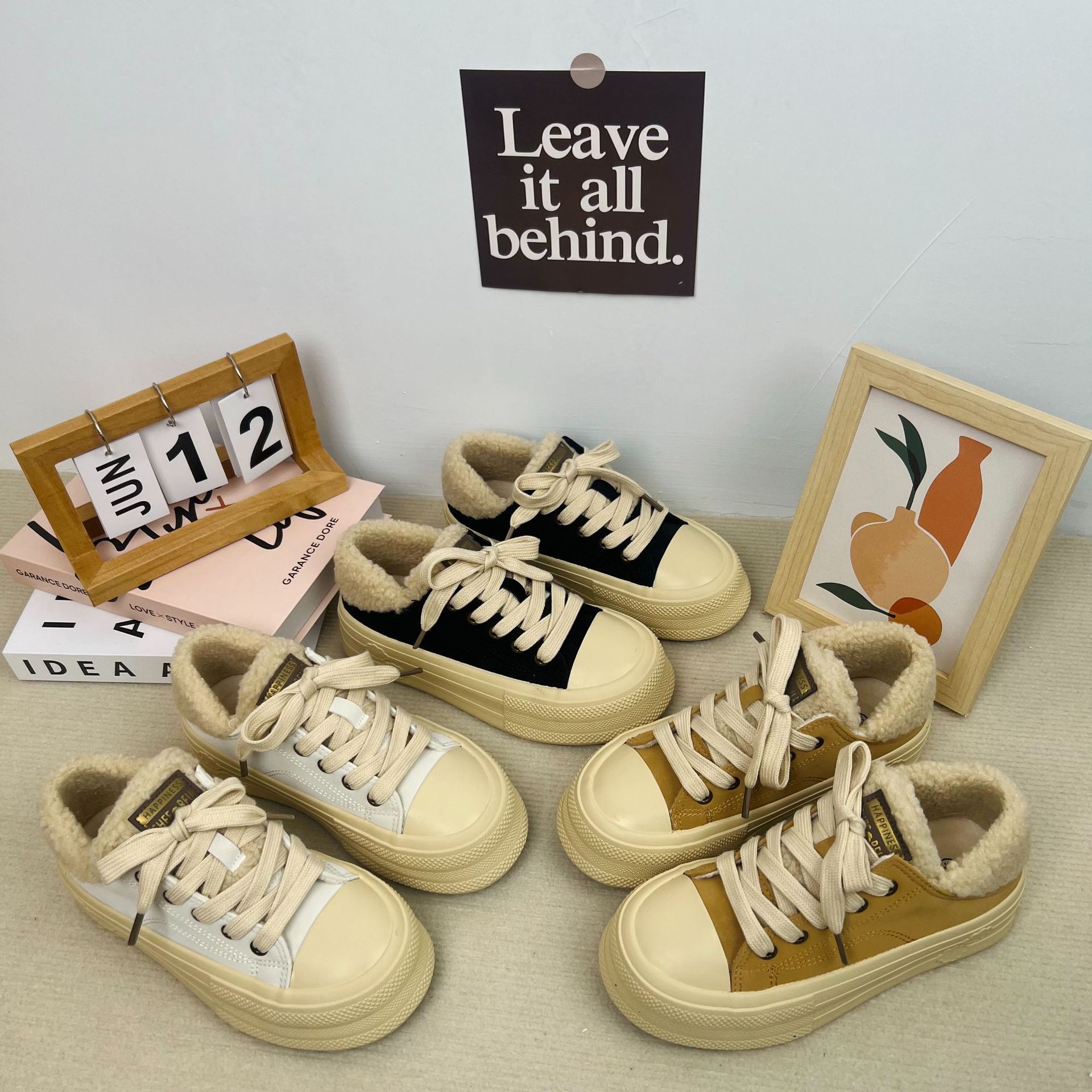 Zapatos blancos de paso con forro polar de invierno para mujeres 2023 nuevos zapatos de lona cálidos bajos para mujeres estilo coreano zapatos de algodón Harajuku de todo fósforo