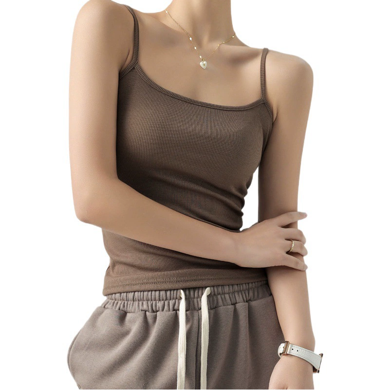 Встряхивая нижний жилет с небольшим подтяжком