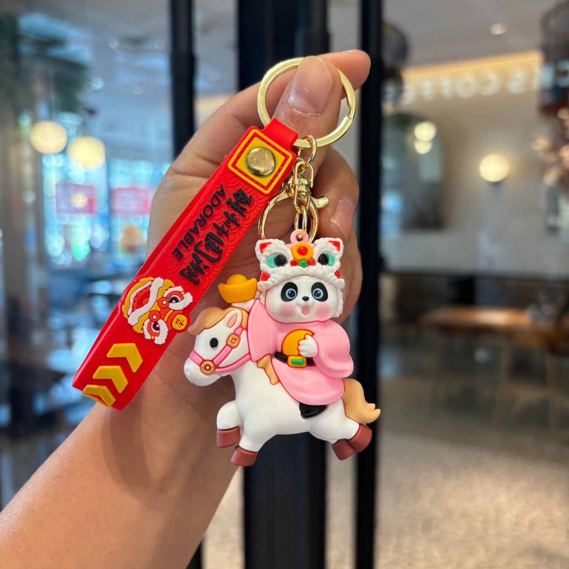 アニメは竹のパンダのキーホルダーを抱いてかわいいパンダのカップルの小銭入れを掛けます。