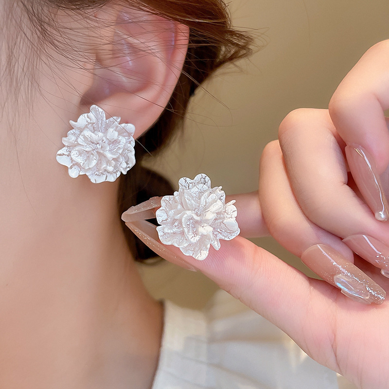 Pendientes de perlas con borla de flores de alta calidad con aguja de plata Pendientes de todo fósforo de moda francesa de nuevo estilo Pendientes de alta calidad de lujo ligero