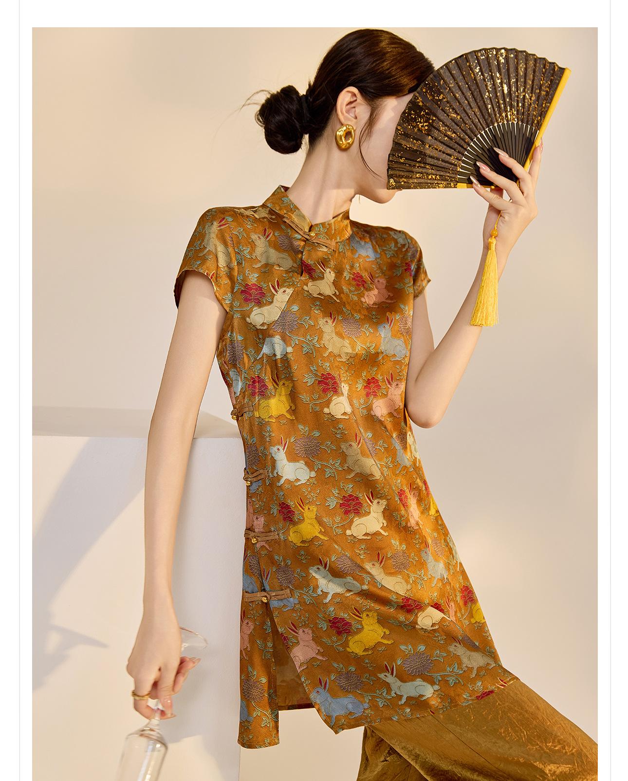 Đầm suông midi chữ A vải rayon thêu hoa cách tân cổ điển Trung Quốc — Màu đỏ san hô, Màu caramel chi tiết 24