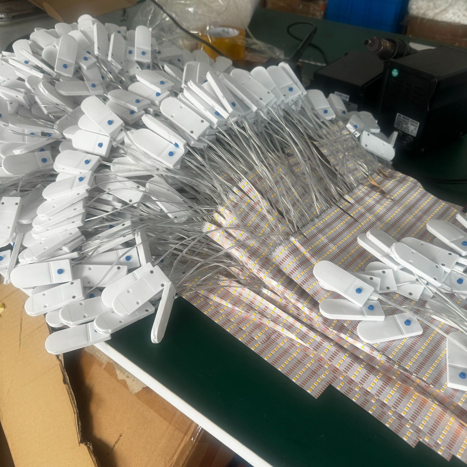 Çeşitli pil kutuları, yumuşak ışık şeritleri, sensör 2835 LED ışık şeritleri, ışıklı oyuncaklar, mooncake kutuları, kendinden yapışkanlı ışıkların fabrika doğrudan satışı