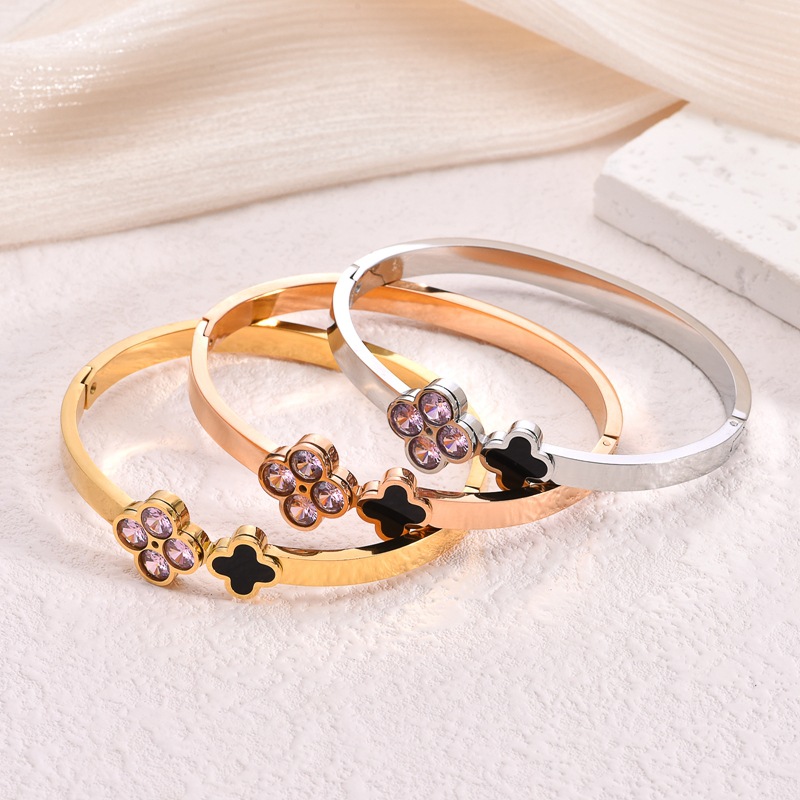 Venta directa de fábrica pulsera de acero de titanio dorado de 18 quilates al por mayor transfronteriza para mujer pulsera de trébol de cuatro hojas sin decoloración de alta calidad al por mayor