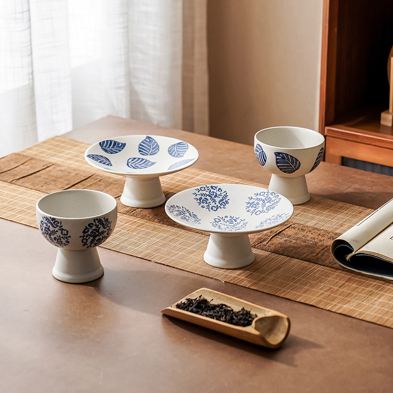 青花手彩陶磁器のドライフルーツ皿の背の高い洗練された日本式ティープレートのシンプルな高足ケーキ皿の家庭用ドライフルーツ皿|undefined