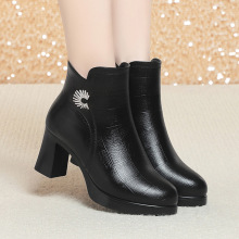 大码女士加绒加厚妈妈靴粗跟稳固侧拉链款气质水钻软皮中年时装靴