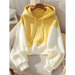 色にぶつかって帽子のニットの女性をつなぎ合わせます。