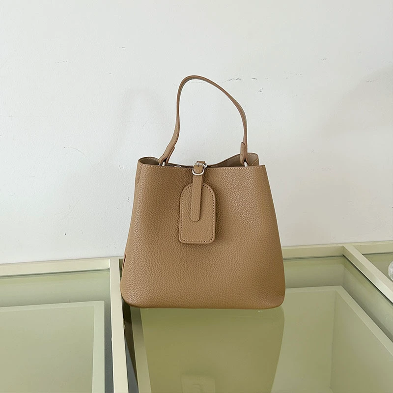 Текст Basket Shoulder Bag — просторная, универсальная сумка на одно плечо в нескольких цветах