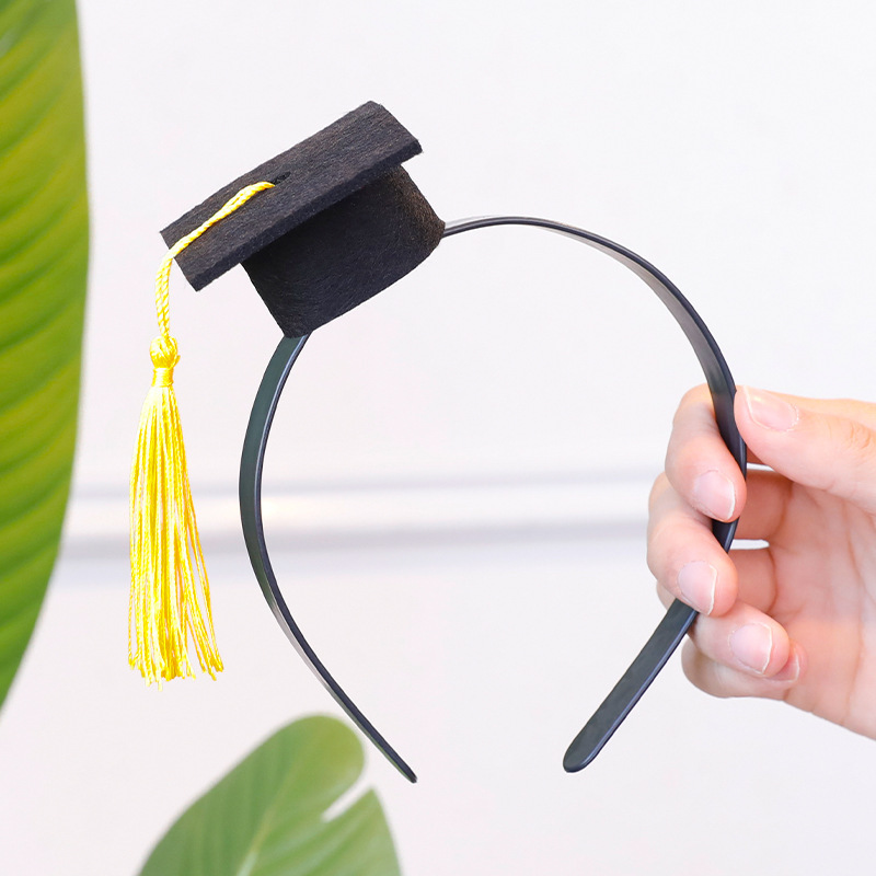 Diadema amarilla del casquillo de la graduación