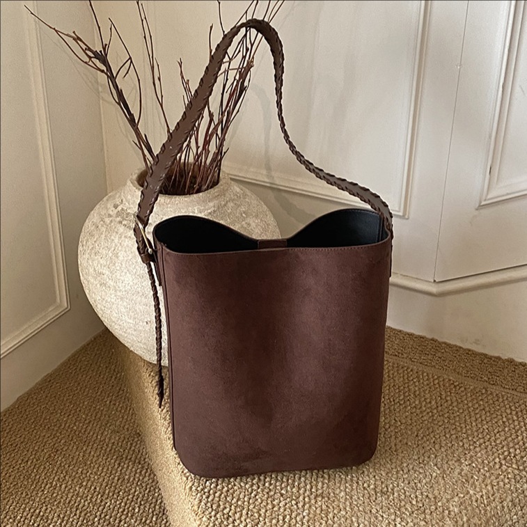 Bolsa de cubo de viaje de moda coreana para mujeres 2025, invierno nuevo temperamento, bolsas de brazo, bolsas de hombro de gran capacidad.