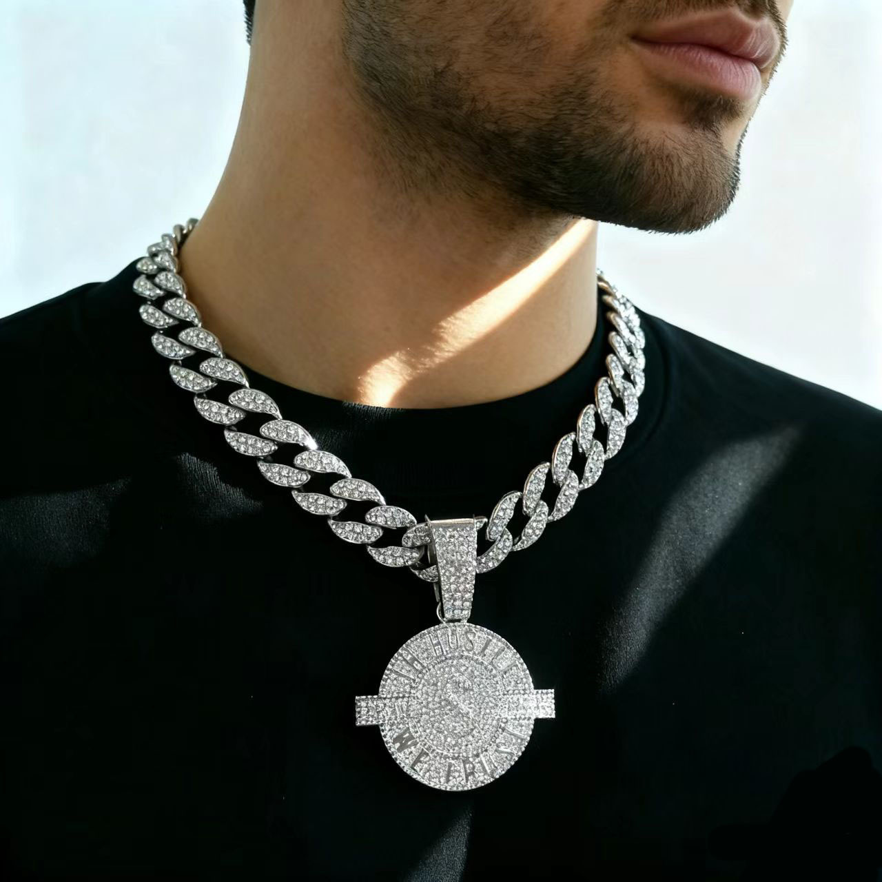 Collar de colgante para hombres europeos y estadounidenses estilo hip-hop popular cubano lleno de diamantes letras de aleación colgante joyería al por mayor
