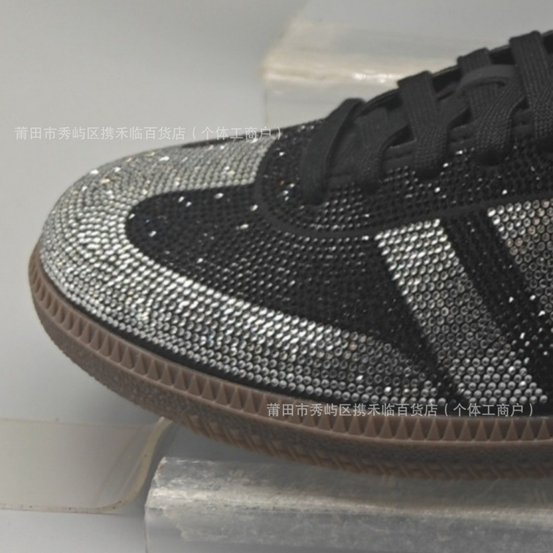 Samba bilan aralashtirilgan desen - Adidas model, oq uslubi, sport