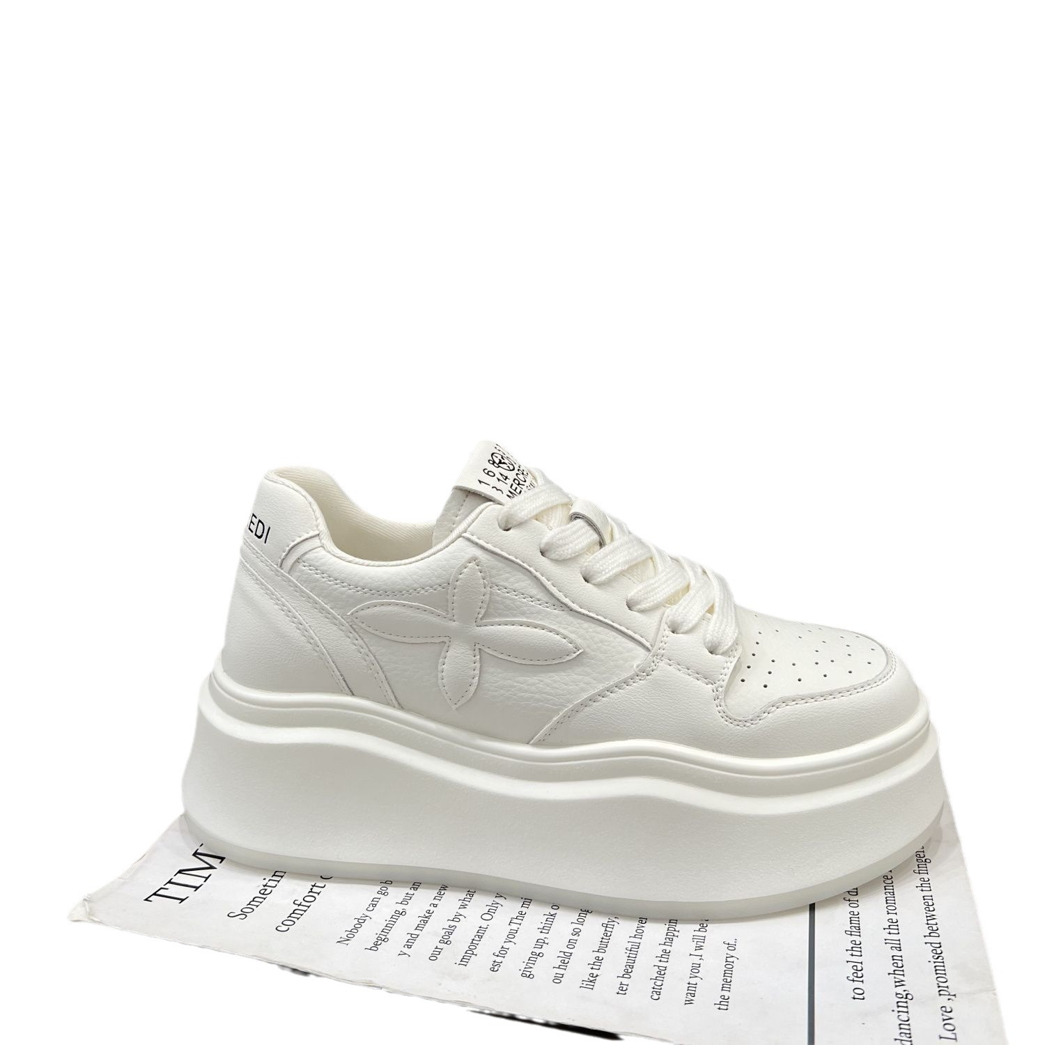 Muffin de fondo grueso zapatos blancos zapatos de skate cruzados para mujeres 2024 primavera nuevo nicho de diseño de popularidad en línea zapatillas deportivas casuales