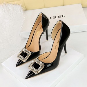 638-K32 European and American Banquet High Heel Shoes with Thin Heels, Lacquer Leather, Shallow Mouth, Pointed Side Holl