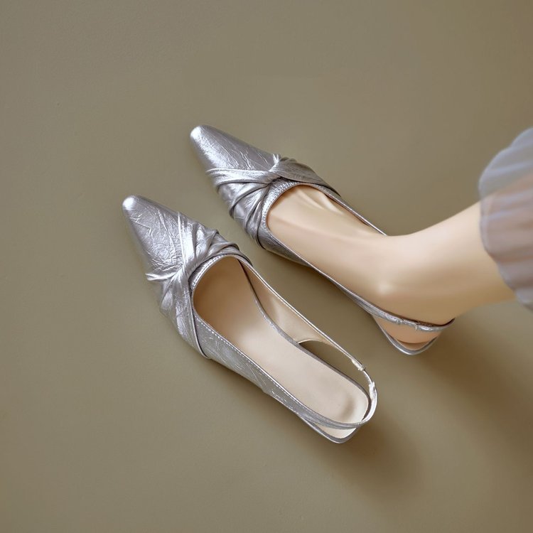 Sandalias francesas de belleza para mujeres verano 2026 nuevo temperamento punzante zapatos planos de piel suave cómodos zapatos con falda