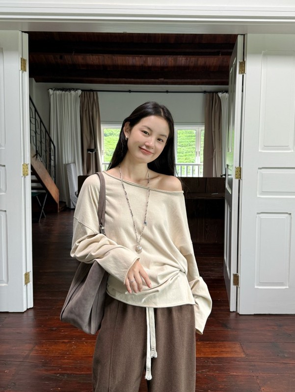 DIGM | 2025秋季极简慵懒风松弛感不规则开衩卷边露肩T恤女A09195|undefined