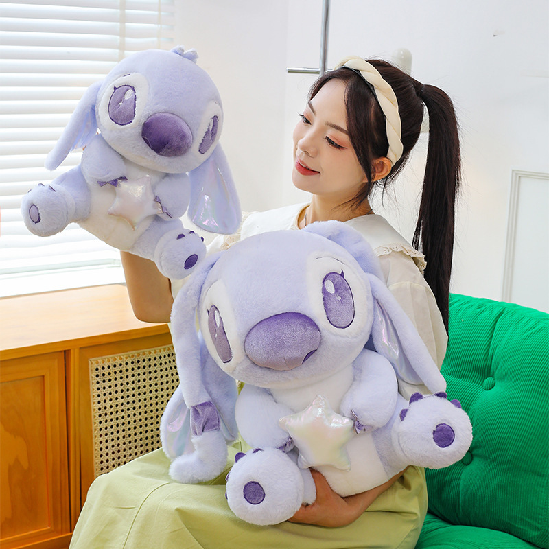 起爆星はスティッチのぬいぐるみを抱いて星のスティッチのぬいぐるみを抱いて家の車に飾って飾っています。|undefined