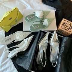 三角マークのアルファベットのアンカーと先のハイヒールの女性の細い靴のサンダルの女性の後で空の頭のハイヒール