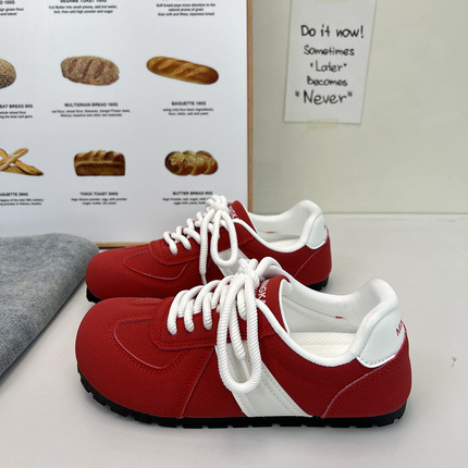 Casual Retro Commuter 2025 nuevo estilo de primavera y verano ligero de suela delgada deportes todo fósforo más terciopelo de suela plana hojaldre zapatos de entrenamiento alemán para mujer