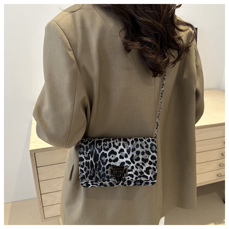 Cross-border women's bag 2024 New leopard print underarm bag, Korean style fashionable and trendy chain single-shoulder bag, riveted crossbody bag undefined