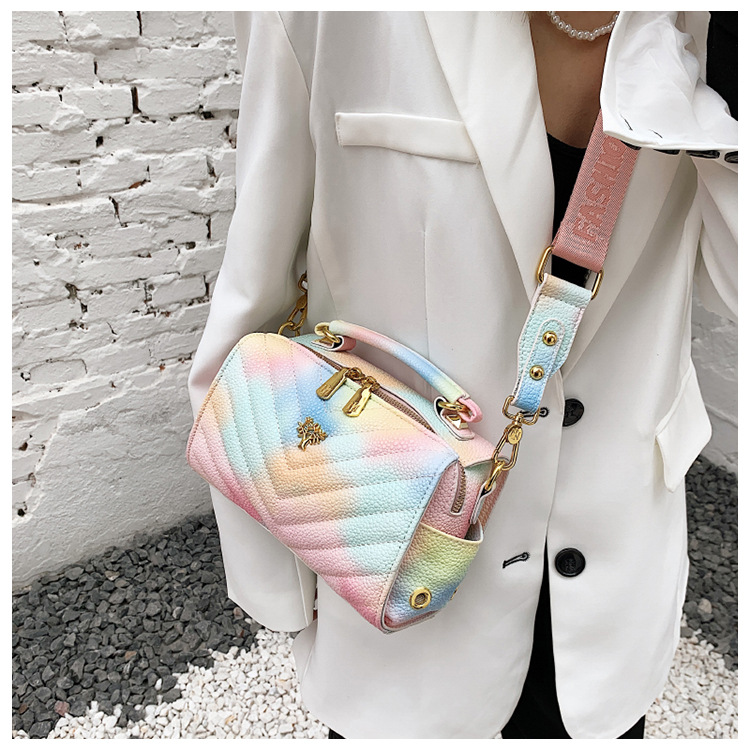 Fashion Hand-held One-shoulder Rhombus Embroidery Thread Messenger Bag 21.5*13.5*10cm display picture 2