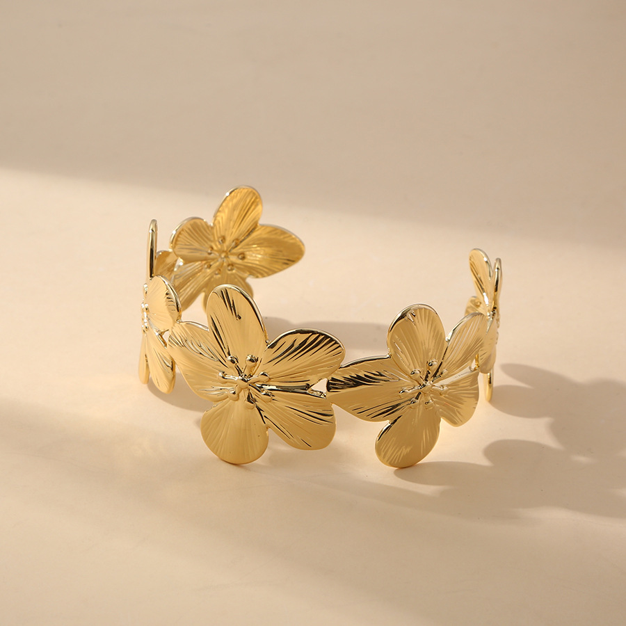 Nuevo brazalete de oro real chapado en bronce 18K diseño de flores de metal de borde ancho retro pulsera de temperamento europeo y americano abertura femenina