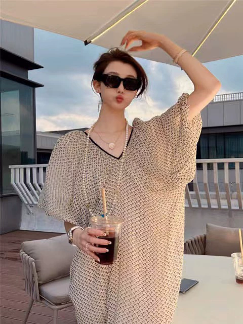 Summer retro dress, V-neckline