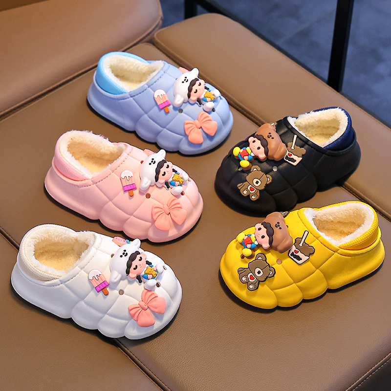 Otoño y invierno zapatillas de algodón para niñas para el hogar caliente y veludo impermeable a prueba de agua, zapatos de algodón para niños pequeños y medianos.