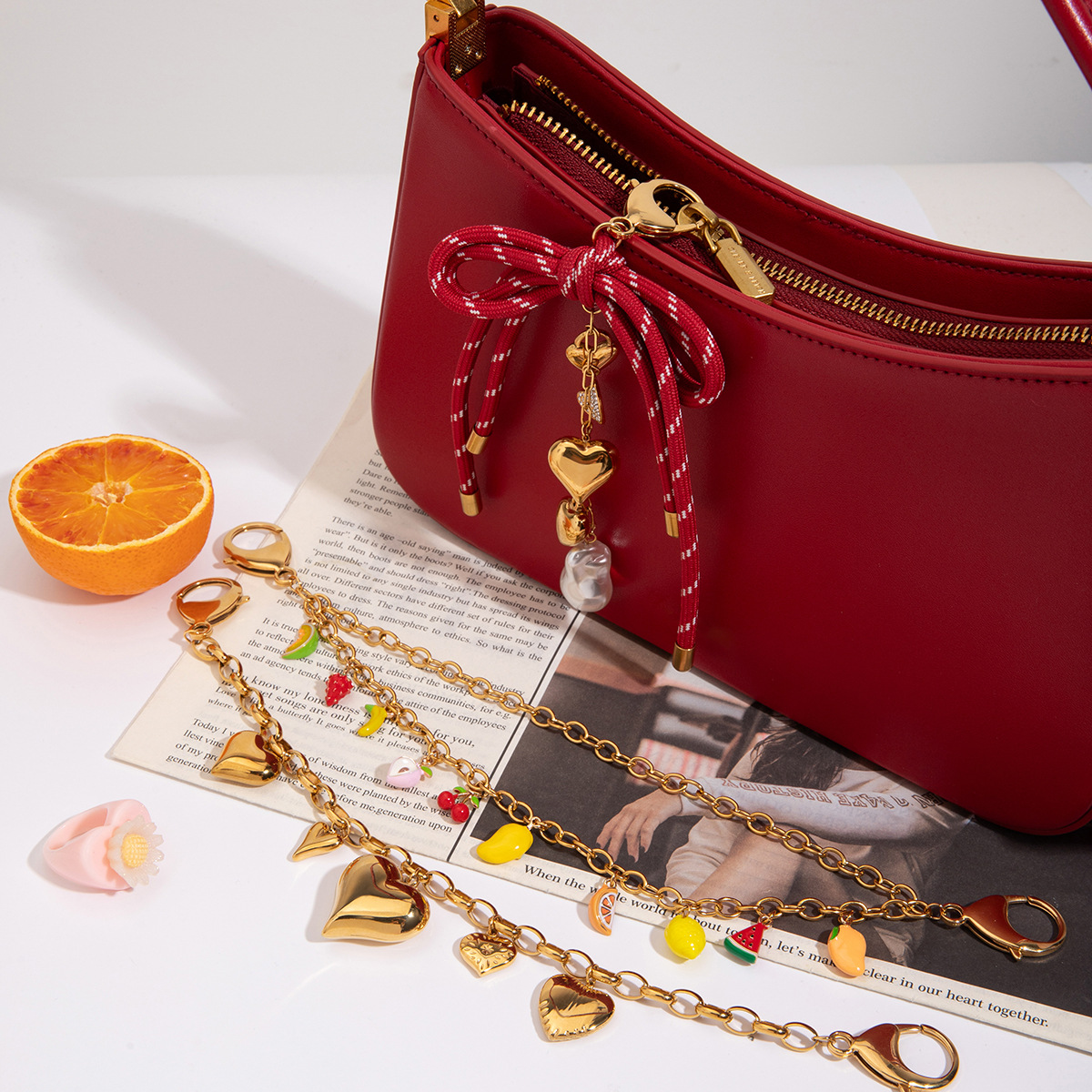 Wanxing Europa y América de alta gama bolso colgante diseño de nicho sentido titanio acero 18 quilates amor dorado fruta cadena colgante joyería de perlas