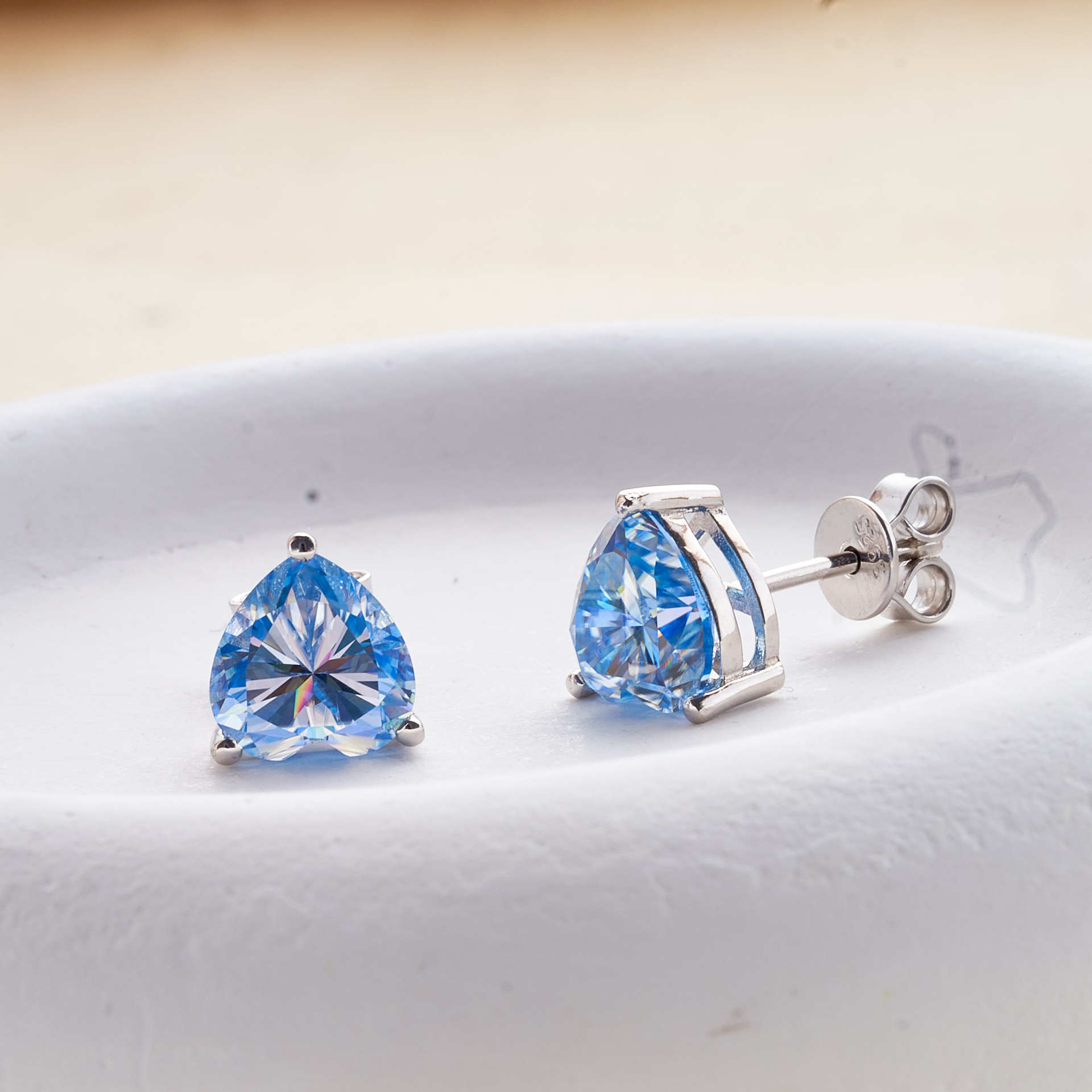 925 pendientes de plata mujeres en forma de corazón moissanita simple pendientes chapados pt950 oro para enviar a la novia mejor amiga fábrica de regalos al por mayor