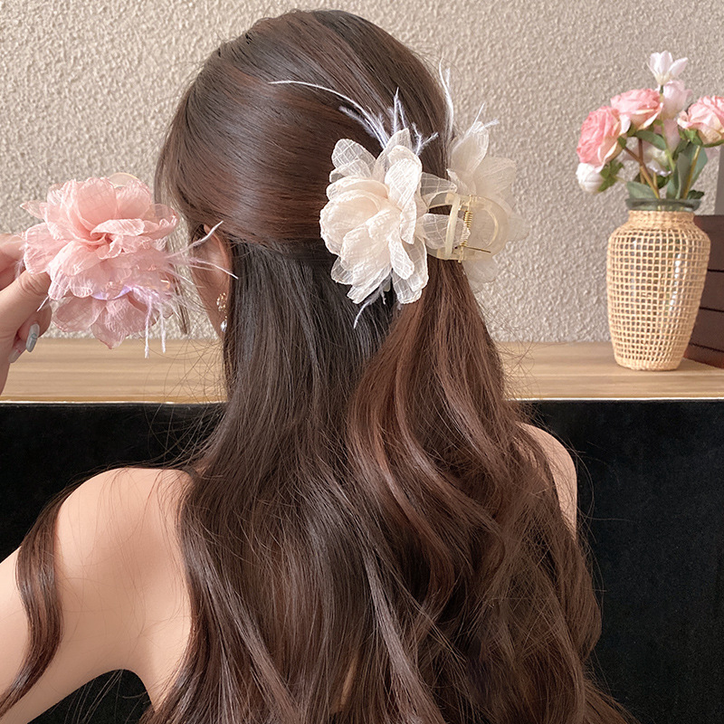 Dulce ambiente, clip de agarre de plumas, clip de tiburón de flor de malla, agarre de pelo de temperamento, nuevo tocado de flor de cabeza trenzada lateral chino