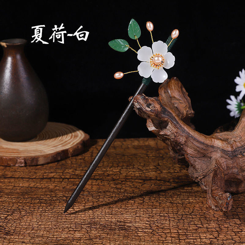 黒檀の木のかんざしのフリンジをまねて、かんざしの子供の古風な頭飾りをします。|undefined