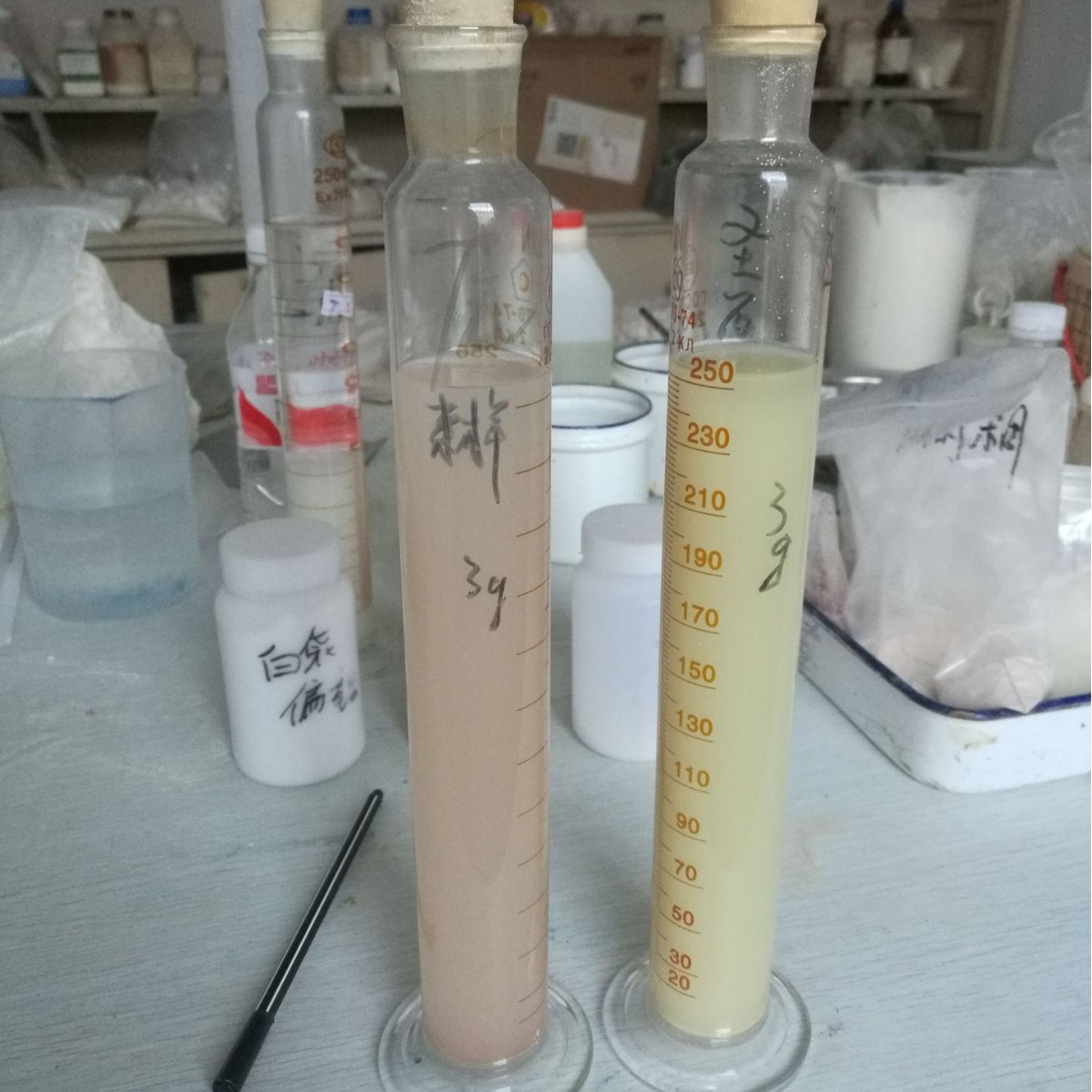 悬浮剂 硅酸镁锂 饲料级高纯蒙脱石饲料添加剂脱霉剂牛羊用肠胃宝