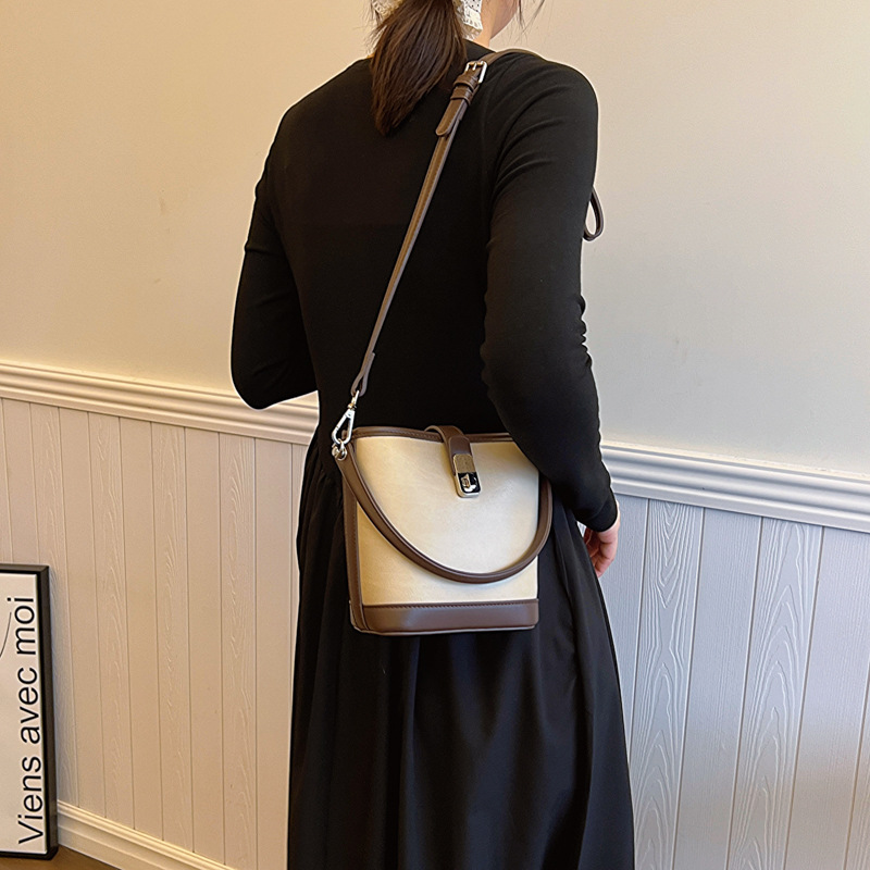 Bolsa de mano coreana de nicho universal, dama 2024 nuevo bolso de hombro, bolso de cubo de moda de alta calidad