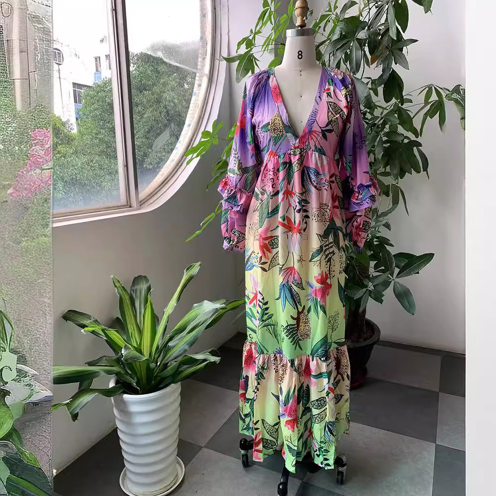 Vestido de verano 2025 transfronterizo, nuevo modelo europeo y americano para mujer, con estampado degradado, cuello en V con volantes, sexy y entallado. image 4