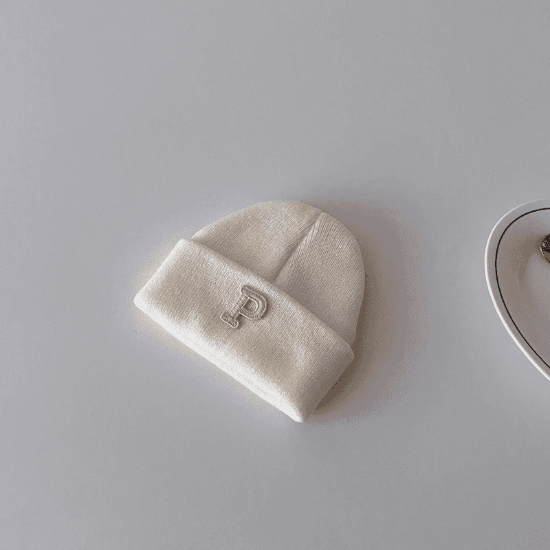 Letter P 니트 모자 - 흰색
