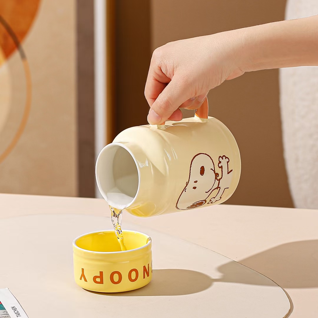 Auténtica licencia Snoopy cerámica taza pequeña fresca de dibujos animados con tapa de taza de hervidor de agua acompañante de regalo taza de alto valor de cara