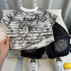 男の赤ちゃんの夏のスーツ2025の新型のファッションのクールな男の子のかっこいい半袖の2つのセットの子供の夏服は街の服を揚げます。