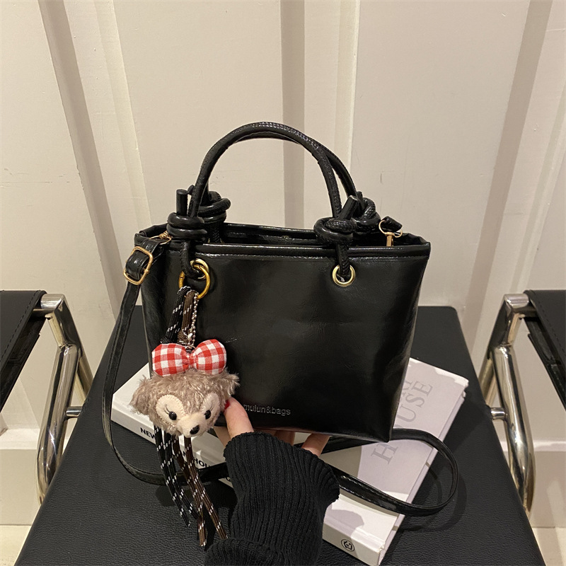 Este año, bolsos populares populares de invierno para mujeres, versátiles, 2024 nueva moda, bolsos portátiles, bolsos de cubo