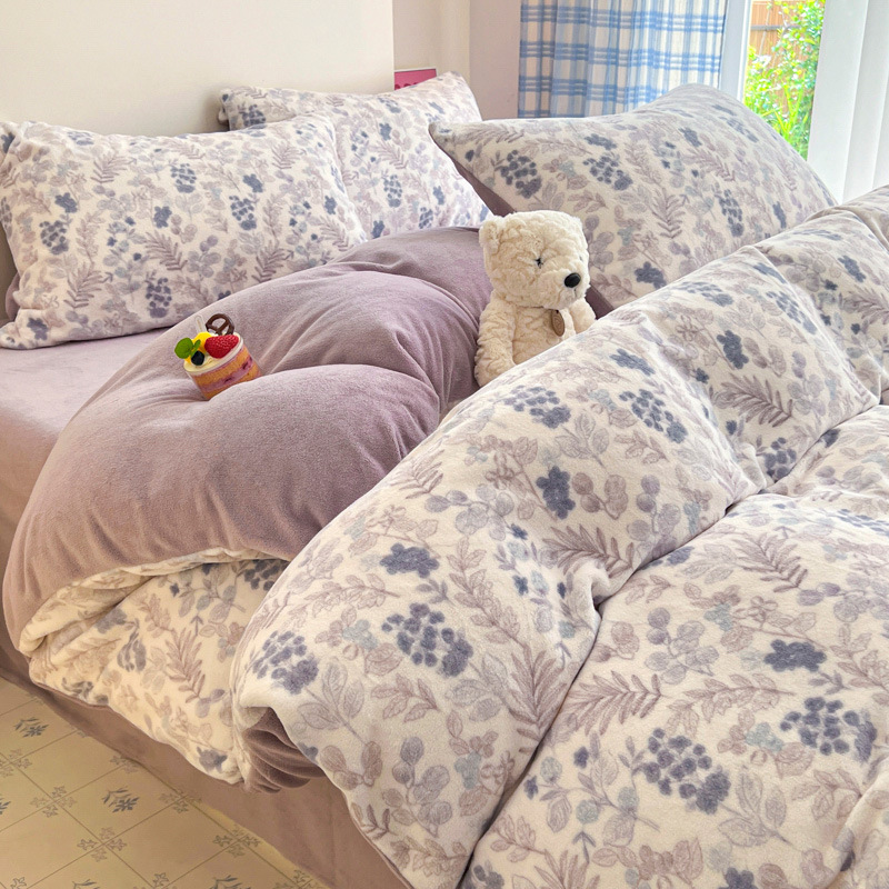 Cama de dibujos animados de leche de seda de cuatro piezas 2026 nueva sábanas de seda de coral de otoño y invierno cubierta de colcha de cama de tres piezas