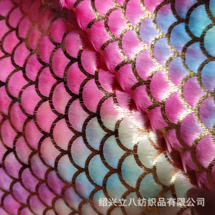 PV绒烫金烫银鱼鳞片扇形抱枕家纺玩具面料绒感温暖丽丝绒装饰扎染