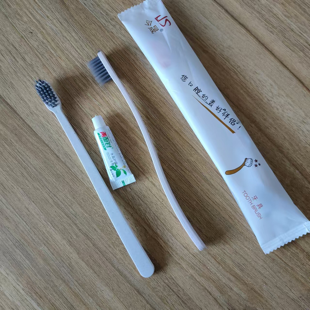 Hotel cepillo de dientes de cabeza ancha con pasta de dientes para huéspedes domésticos desechables para huéspedes dientes de pelo suave para artículos de higiene de hotel