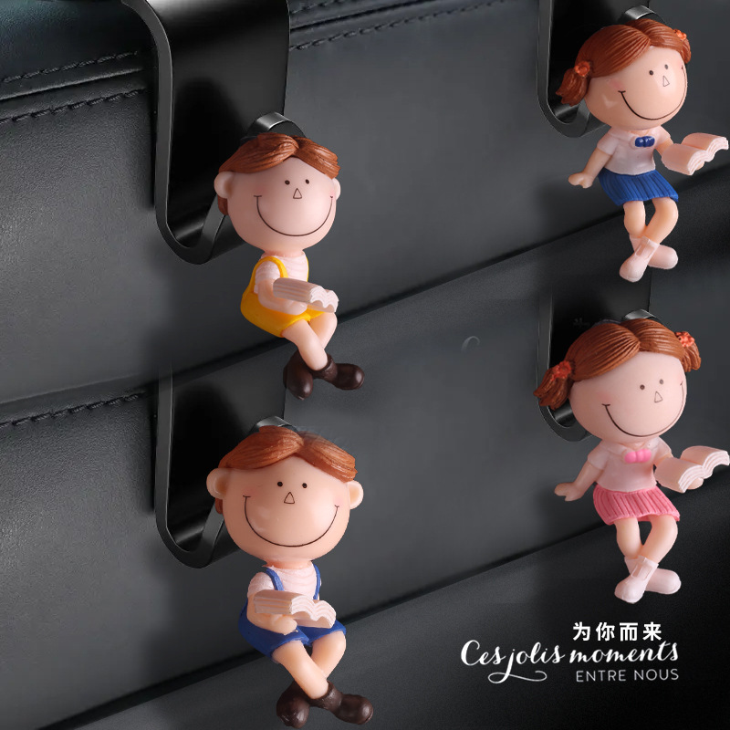 Accesorios interiores de automóviles transfronterizos gancho trasero gancho de asiento de automóvil pareja encantadora lectura de dibujos animados muñeca popularidad en línea