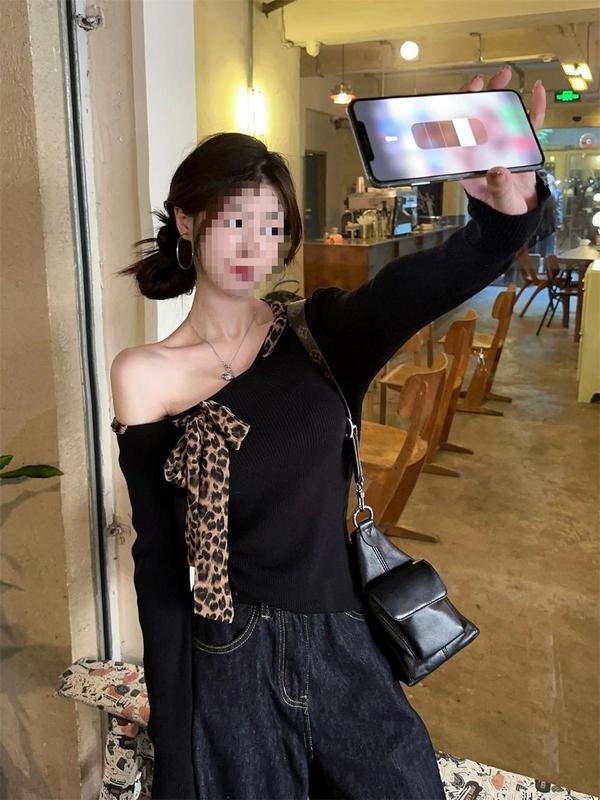 ヒョウ柄の蝶結びの一字の斜め肩の上着の女性の秋のデザイン感の修身の独特な長袖の短い上着の底のシャツ|undefined