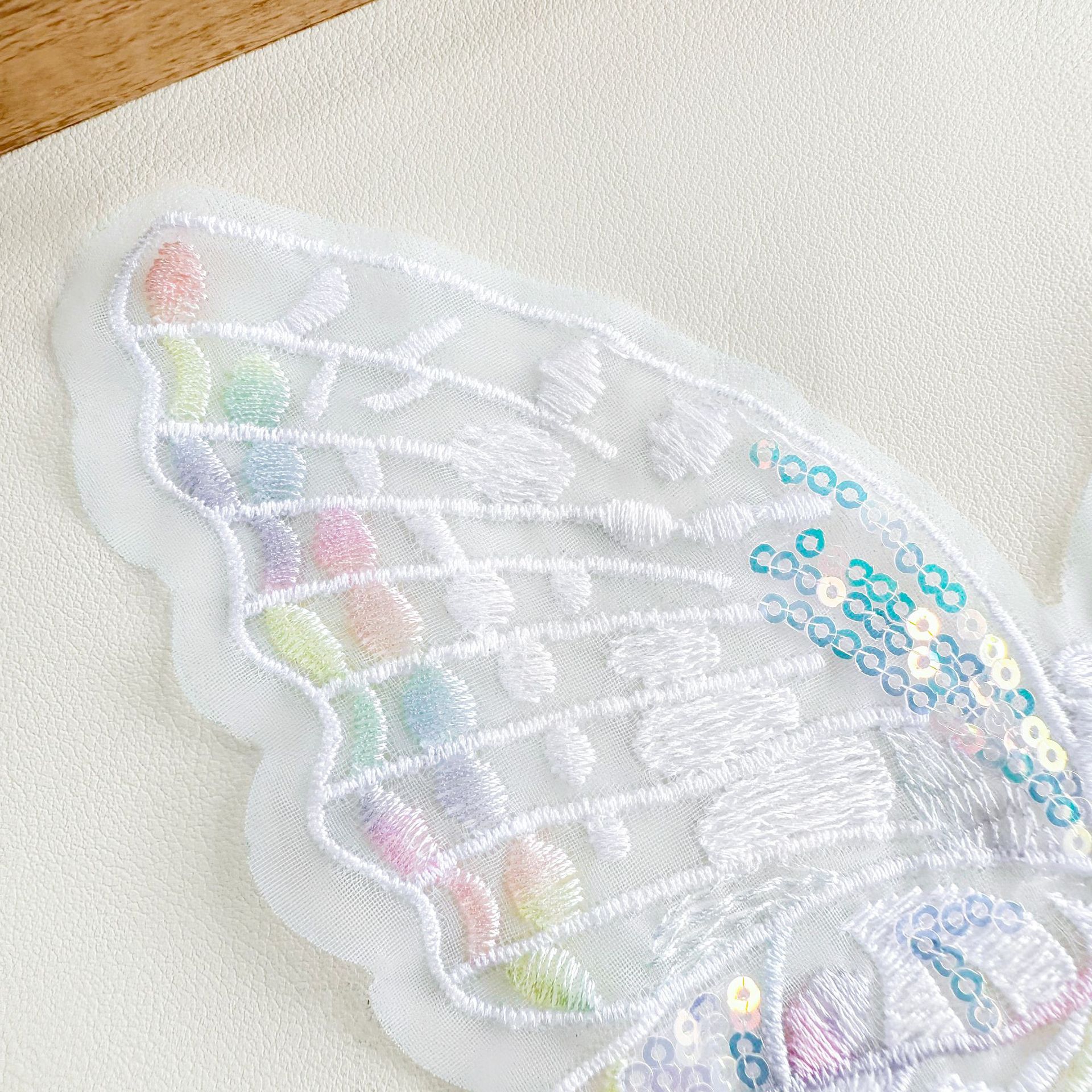 Cute dibujos animados hilo de malla de encaje cuentas de mariposa pegatinas de tela ropa de mascotas vestidos de niños ropa de ropa al por mayor