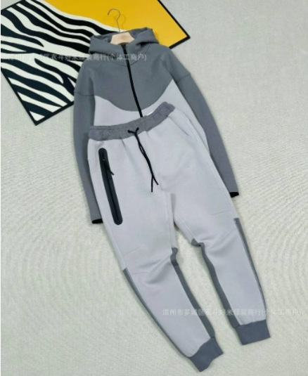 Gris carbone et gris froid / S