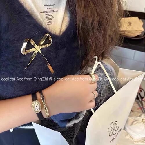 A butterfly pin with a ribbon bow, the favorite accessory of Korean bloggers, exudes a sweet and charming temperament. It is a metal pin plated with brass, perfect for women.