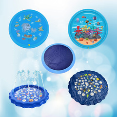 メーカーの現物夏の子供は水を遊んで水を噴きます。