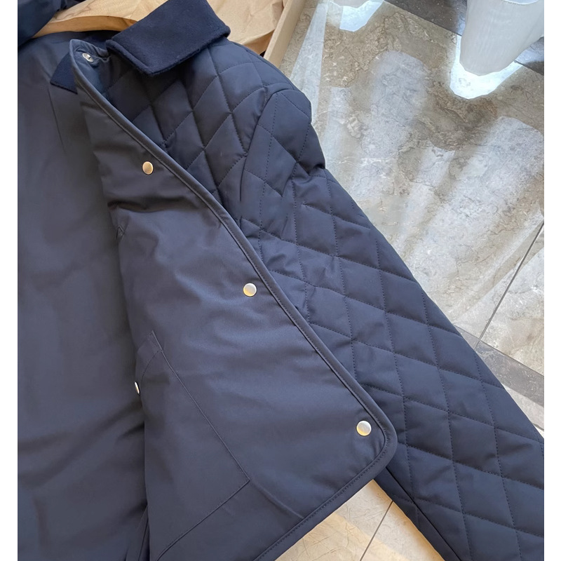 L * Pハイエンド! 綿服の中の天井、菱格キルティングの両面にウールの襟のゆるいジャケットを着ている女性