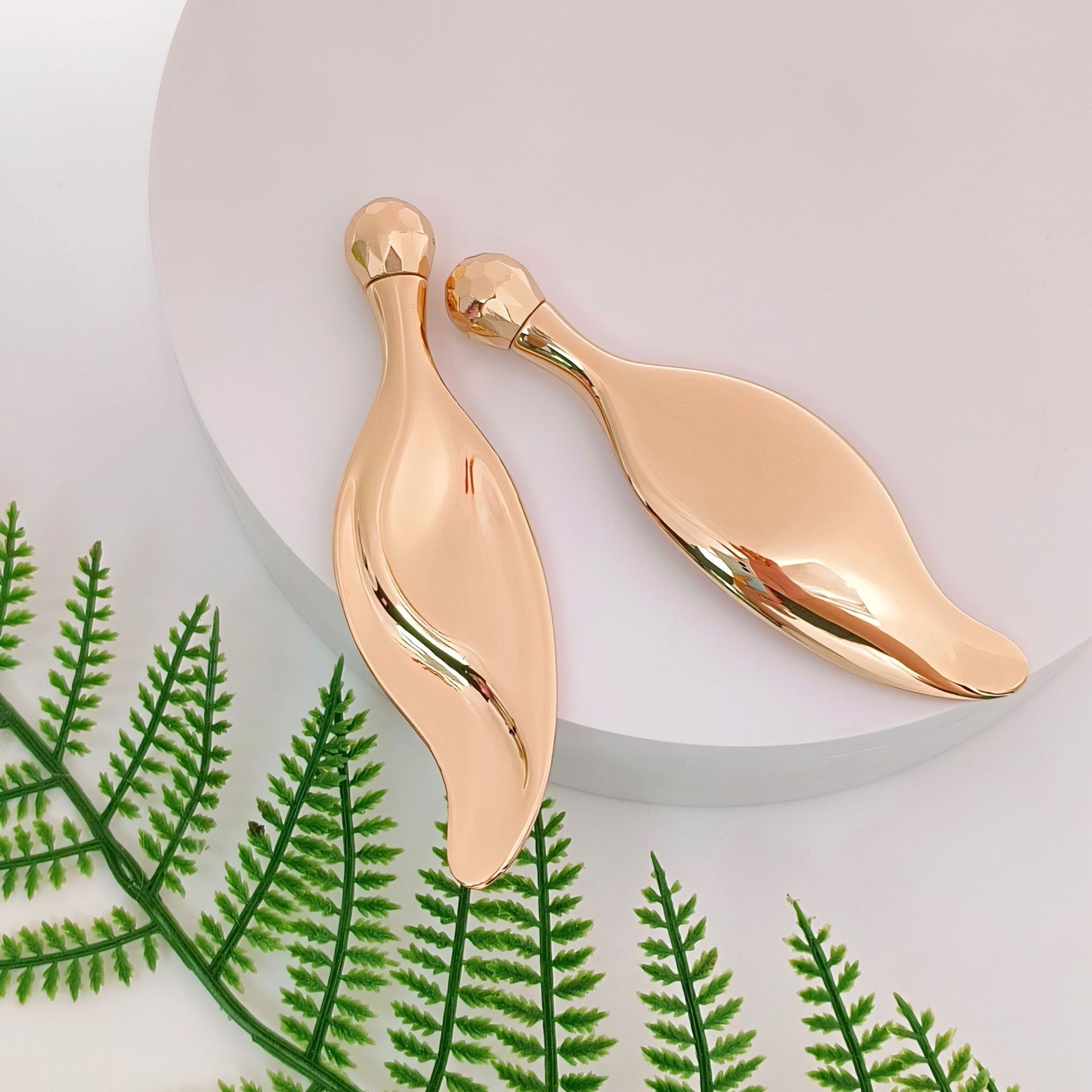 Nuevo masajeador facial en stock, mini raspador tipo hoja de aleación de zinc, herramienta metálica para masaje facial