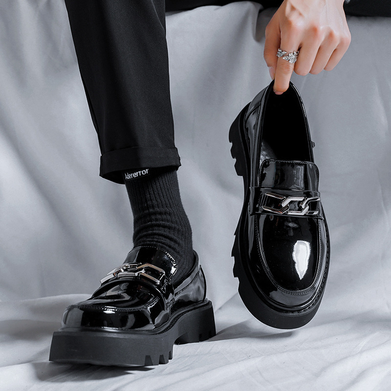 2024 otoño y invierno casuales zapatos de cuero brillantes de mediana edad hombres vestidos formales zapatos de peluquería de negocios zapatos de suela gruesa juvenil zapatos al por mayor